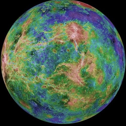 Retrato del vecino planeta Venus creado a partir de varias imágenes de radar obtenidas a lo largo de los años por la NASA. Aunque ha recibido el apodo de "hermano gemelo de la Tierra", muestra importantes diferencias, como sus temperaturas superficiales de 400˚C (750˚F) o la composición de las nubes de su atmósfera, formadas por ácido sulfúrico. Foto: NASA