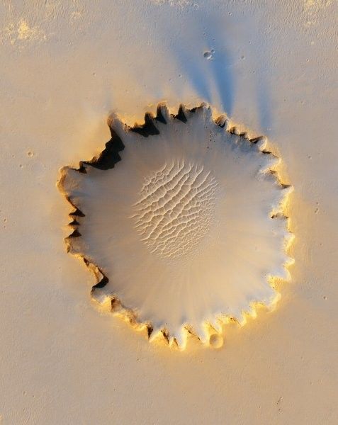 Imagen del cráter de impacto Victoria, en la región marciana de Meridiani Planum, tomada por la Mars Reconnaissance Orbiter (MRO) de la NASA. Mide unos 800 metros de anchura. Foto: NASA