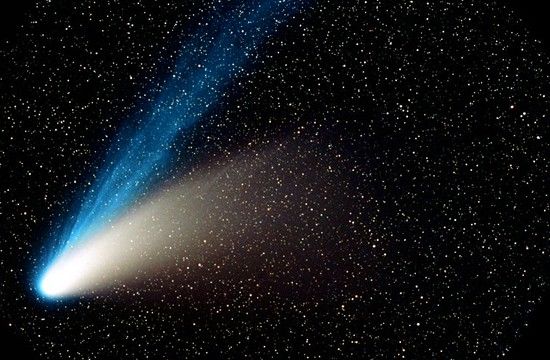 Imagen del cometa Hale-Bopp (C/1995 01), descubierto el 23 de julio de 1995, considerado el “Gran Cometa de Fin de Siglo”, ya que se pudo divisar a simple vista hace 15 años mostrando sus dos colas, la iónica y la de polvo. Foto: NASA