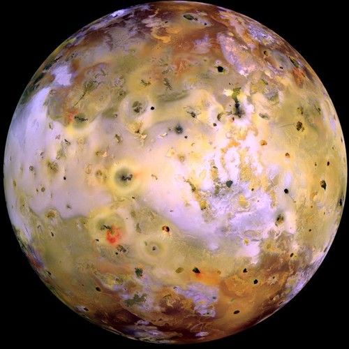 Espectacular imagen del los volcanes de Io, una de las lunas de Júpiter. Este satélite es el cuerpo con mayor actividad volcánica del Sistema Solar.Foto: NASA