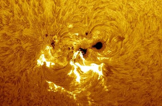 Primer plano deImagen de la atmósfera terrestre en un atardecer desde la Estación espacial Internacional. una erupción solar retratada por el Solar Heliospheric Observatory (SOHO). Foto: NASA
