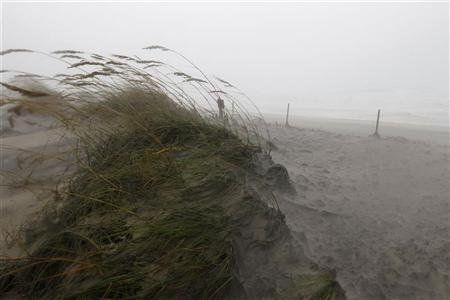 El huracán Irene llegó el sábado a la costa de Carolina del Norte con intensos vientos y lluvias, en una trayectoria que amenazaba la costa este de Estados Unidos, densamente poblada, con inundaciones y cortes de energía. En la imagen, el huracán Irene alcanza el Cabo Hatteras en Rodanthe, Carolina del Norte, el 27 de agosto de 2011. Foto: REUTERS/José Luis Magana