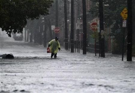 El huracán Irene atravesó Manhattan el domingo, pero se reservó lo peor de su furia para las ciudades y suburbios del noreste de Estados Unidos, donde las lluvias torrenciales y la marea inundaron casas y dejaron a millones de personas sin energía eléctrica. En la imagen del 28 de agosto, un hombre camina por una zona inundada en Hoboken, Nueva Jersey. REUTERS/Eduardo Munoz