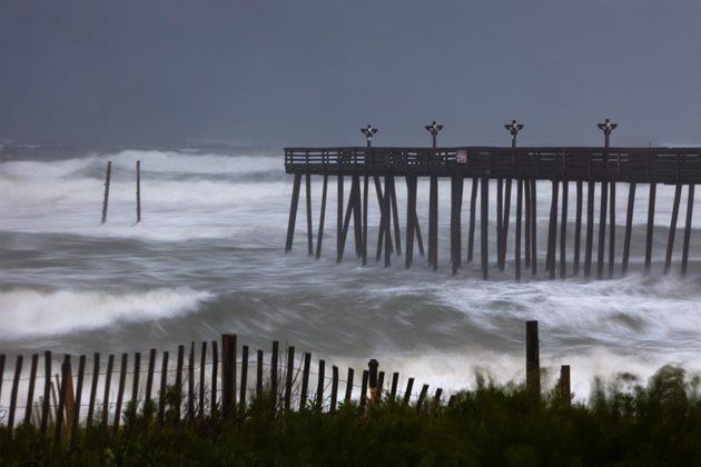 Las olas chocan contra el muelle de Kitty Hawk mientras Irene sacude las islas Outer Banks en Kitty Hawk, Carolina del Norte, hoy sábado, 27 de agosto de 2011. Los meteorólogos del Centro Nacional de Huracanes han catalogado a Irene como una tormenta de categoría 2 con vientos máximos de 169 kilómetros por hora. Foto: EFE/Jim Lo Scalzo