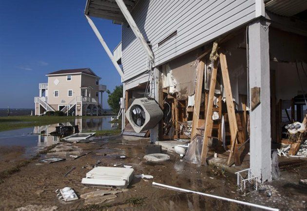 En la mañana tras el paso del huracán Irene por las islas Outer Banks, las casas de alquiler permanecen inundadas en Kitty Hawk, Carolina del Norte, Estados Unidos, hoy domingo, 28 de agosto de 2011. Irene ha parado todo el sistema de transporte público a lo largo de la costa noreste norteamericana. EFE/Jim Lo Scalzo