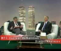 Dmitri Khalezov (der) en una entrevista sobre el tema