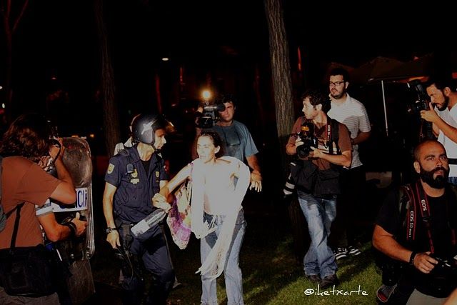 Violencia policial contra indignados en Madrid. Foto: Iker Etxarte, @iketxarte