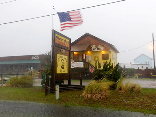 El ciclón Irene tocó tierra el sábado cerca de Cape Lookout en la costa de Carolina del Norte, reportó el Centro Nacional de Huracanes (CNH) de Estados Unidos