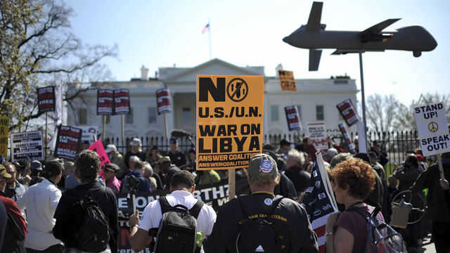 Manifestantes contra la guerra participan en una protesta frente a la casa Blanca