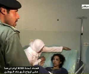 Imagen del video transmitido el miércoles, 10 de agosto del 2011 por la televisión libia muestra al hijo menor del líder Moamar Gadafi, Khamis Gadafi, izquierda, visitando un hospital de Trípoli el martes, 9 de agosto del 2011. Foto: AP/Televisión Libia