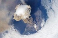 Instantánea de la actividad del volcán Sarychev, el 12 de junio de 2009. Era su sexta erupción desde 1946, lo que le cataloga como uno de los volcanes más activos de las Islas Kuriles, en Rusia Foto: NASA