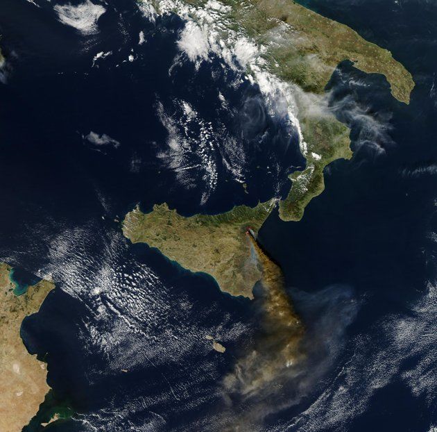 No podía faltar la imagen desde el espacio del volcán Etna, situado en la isla italiana de Sicilia. Esta erupción corresponde al 28 de ocrubre del 2002. Si se observa con detalle, junto al foco se puede ver el tono rojizo del río de lava expulsado por el volcán. Las cenizas llegaron hasta Libia y parte del norte de África. Foto: AP Photo/HO, NASA, Terra Satellite