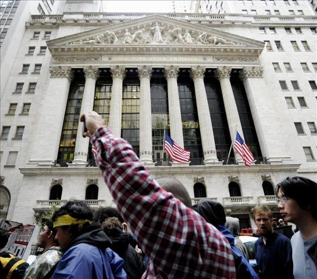  Un grupo de jóvenes se manifiesta ante la sede de la bolsa de Nueva York, en Wall Street, Nueva York, EE.UU., este 20 de septiembre . Foto: EFE