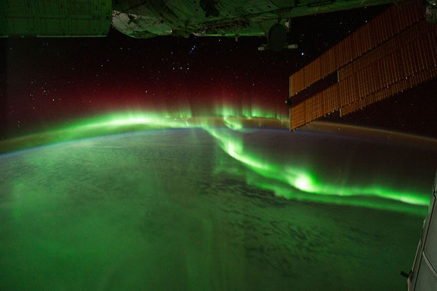 Aurora Australis, o “luces del sur” al mismo tiempo que pasaban sobre el Océano Índico. Las auroras boreales son espectáculos de luz provocada por la energía del sol y alimentado por partículas eléctricamente cargadas atrapadas en el campo magnético de la Tierra, o magnetosfera. En este caso, el espacio alrededor de la Tierra se agitó por una explosión de gas caliente ionizado. Foto tomada el 17 de septiembre. REUTERS / NASA 