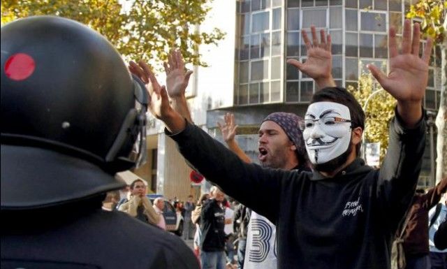 Los Mossos d'Esquadra han desalojado esta mañana a medio centenar de "indignados" que bloqueaban el acceso a la Bolsa de Barcelona, en el céntrico Paseo de Gracia, y que impedían entrar en el edificio a los trabajadores. Foto: EFE