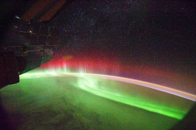 Una imagen de la Nasa capturó desde la Estación Espacial Internacional una rara aurora que aparece en rojo. Los colores dependen de que los átomos son la causa del toque de luz que se ve en la aurora. En la mayoría de los casos, la luz se produce cuando una partícula cargada de redadas en el viento solar choca con un átomo de oxígeno en la atmósfera terrestre. Esto produce un fotón verde, por lo que la mayoría de las auroras de color verde. Sin embargo, las colisiones de baja energía de oxígeno, así como las colisiones con átomos de nitrógeno pueden producir fotones rojos. Foto tomada el 26 de septiembre de 2011. REUTERS / NASA 