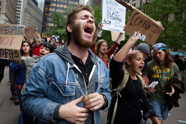 Cientos de manifestantes que protestan contra las corporaciones marchan del parque Zucottia a la Bolsa de Valores en Wall Street, el martes 20 de septiembre del 2011, en Manhattan, Nueva York. (Foto AP/John Minchillo)