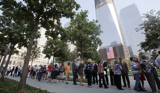 Visitantes hacen fila para ingresar a una plaza en memoria de las víctimas de los atentados terroristas del 11 de septiembre del 2001, en los sitios exactos en los que alguna vez se alzaron las Torres Gemelas del Centro de Comercio Mundial. Foto: AP/Mike Segar Visitantes hacen fila para ingresar a una plaza en memoria de las víctimas de los atentados terroristas del 11 de septiembre del 2001, en los sitios exactos en los que alguna vez se alzaron las Torres Gemelas del Centro de Comercio Mundial. Foto: AP/Mike Segar