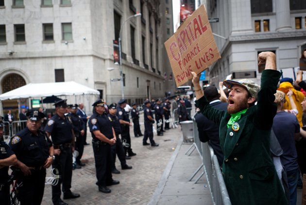 Indigados de Wall Street protestan. (Foto AP/John Minchillo)