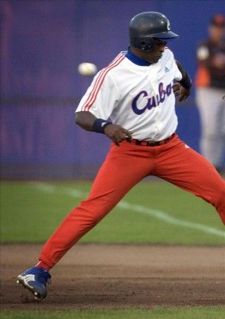 Cuba sigue invicta contra Puerto Rico en la serie de béisbol en La Habana. Foto:  EFE