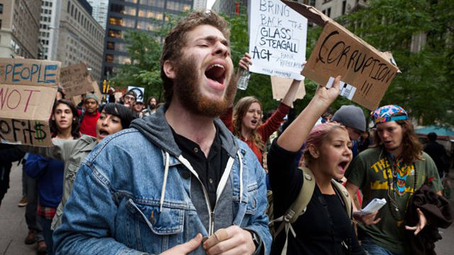 Este 17 de septiembre el bajo Manhattan y Wall Street fueron ocupados por más de veinte mil indignados del Movimiento Occupy Wall Street, indicó el corresponsal del La Jornada en Estados Unidos, David Brooks.