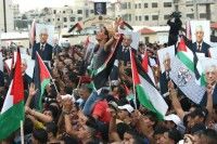 Miles de palestinos reciben como heroe a Abbas Ramala