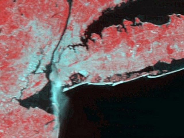 Esta imagen del satélite Terra de la NASA muestra una pluma grande del humo que corre hacia el sur de los remanentes de las Torres Gemelas ardientes en centro de la cuidad Manhattan  (el 11 de septiembre de 2001). La imagen fue adquirida por la Representación de Resolución moderada Spectroradiometer (MODIS) dentro de unas horas después del ataque terrorista. Foto: NASA / Liam Gumley, MODIS Atmosphere Group, University of Wisconsin-Madison