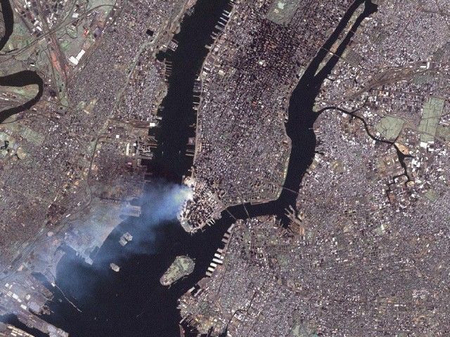 Secuela del Ataque a las Torres Gemelas. Esta imagen en color verdadera fue tomada por Mapper temático realzado Más (ETM +) a bordo del Landsat 7 satélite el 12 de septiembre de 2001, en el Horario de verano aproximadamente 11h30 del Este. Foto: NASA / USGS Landsat 7 team, at the EROS Data Center