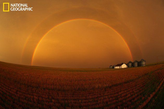 "Después de haber pasado la mayor parte de mi vida viviendo en el Medio Oeste, no me es ajeno el mal tiempo. Créanme entonces si les digo que esta tormenta sobre los Llanos Orientales de Colorado es la peor en la que me haya visto atrapado. Después de esquivar las nubes de embudo, con vientos de 70 mph, posibles tornados, alerta de inundaciones extremas, descargas eléctricas y un camino que se borraba a medida que avanzaba por él, todavía me encontré a mí mismo preguntándome qué haría la luz después de que pasara la tormenta. Este fue el resultado". Fotografía cortesía Nate Zeman/National Geographic Your Shot "Después de haber pasado la mayor parte de mi vida viviendo en el Medio Oeste, no me es ajeno el mal tiempo. Créanme entonces si les digo que esta tormenta sobre los Llanos Orientales de Colorado es la peor en la que me haya visto atrapado. Después de esquivar las nubes de embudo, con vientos de 70 mph, posibles tornados, alerta de inundaciones extremas, descargas eléctricas y un camino que se borraba a medida que avanzaba por él, todavía me encontré a mí mismo preguntándome qué haría la luz después de que pasara la tormenta. Este fue el resultado". Fotografía cortesía Nate Zeman/National Geographic Your Shot