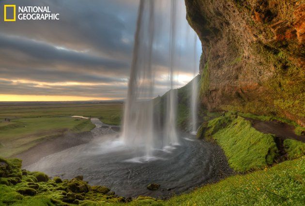 “Esta foto fue tomada durante un viaje de familia a Islandia. La cascada se llama Seljalandsfoss. Viajábamos en una casa rodante y acampamos a unos 500 metros de la bella cascada. Antes de la cena, sobre las 10 pm, tomé esta imagen con los colores del atardecer”. Fotografía cortesía Amnón Eichelberg/National Geographic Your Shot