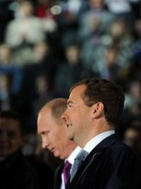 El presidente de Rusia, Dimitri Medvedev (dcha), y el primer ministro, Vladimir Putin, en una aparición conjunta en el congreso de Rusia Unida, su partido, este sábado en Moscú. Foto: AFP