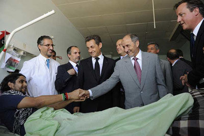 Sarkozy y Cameron junto al líder del CNT visitan a un herido en un hospital en Trípoli. Foto: REUTERS
