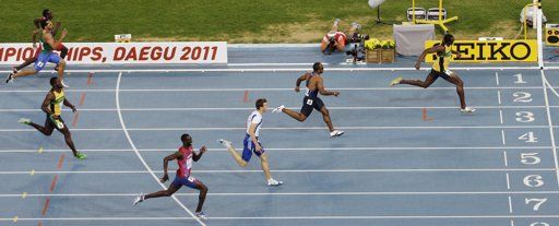 El jamaicano Usain Bolt se acerca comodamente a la meta para ganar los 200 metros del Mundial de atletismo en Daegu, Corea del Sur, el sábado 3 de septiembre de 2011. Fot: David Azia/AP