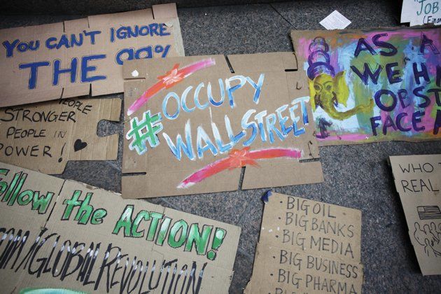 Un grupo de carteles del movimiento ocupa de Wall Street es visto en el Zuccotti Park, de Nueva York, el 26 de septiembre. (AP/Mark Lennihan)