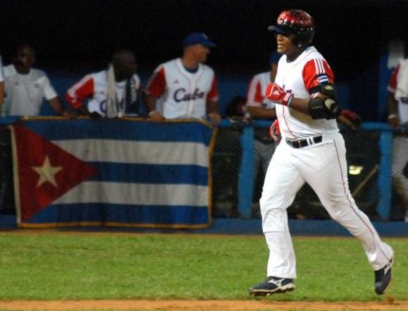 Alfredo Despeigne, en el primer juego de preparación entre los equipos de béisbol de Cuba y Puerto Rico, en el estadio Latinoamericano, en La Habana, el 15 de septiembre de 2011. AIN FOTO / Marcelino VAZQUEZ HERNANDEZ/