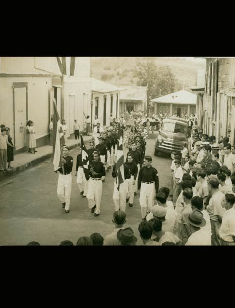 La marcha de los cadetes del Partido Nacionalista por las calles del pueblo de Lares es una tradición que todavía persiste. Aquí, el desfile realizado el 23 de septiembre de 1949. (Suministrada: Archivo General de Puerto Rico)