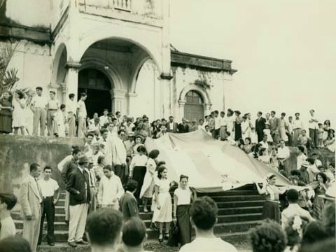 En esta imagen del 23 de septiembre de 1949, Pedro Albizu Campos aparece de frente en la parte alta de las escalinatas de la iglesia. (Suministrada: Archivo General de Puerto Rico)