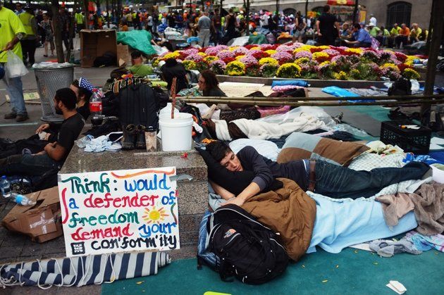 Manifestantes duermen las calles del Distrito Financiero de Nueva York, cerca de Wall Street, el 26 de septiembre. (Spencer Platt/Getty Images) 