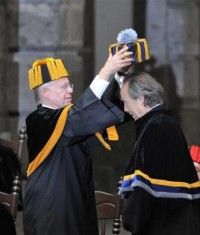 Joan Manuel Serrat recibe el Honoris Causa que le fue otorgado por la UNAM. Foto: EFE