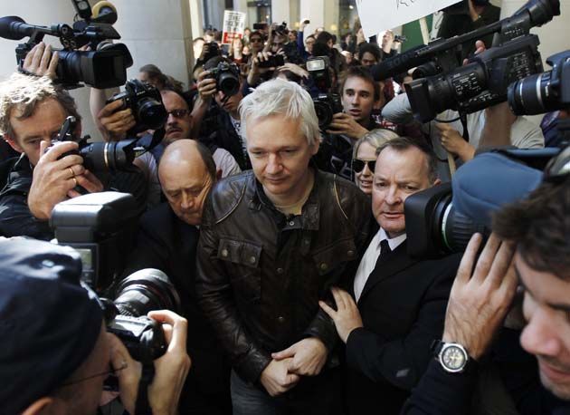 Julian Assange con los indignados en Lodres Foto: REUTERS/Luke MacGregor 