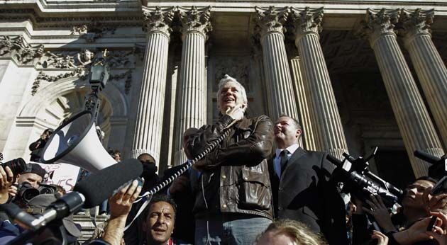 Julian Assange con los indignados en Lodres Foto: REUTERS/Luke MacGregor 