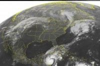 Imagen de satélite de la Administración Nacional del Océano y la Atmósfera (NOAA), tomada el martes 25 de octubre de 2011 a las 00:00 horas de la costa este, mostrando al huracán Rina acercándose a la península de Yucatán, México. Foto: AP/Weather Underground