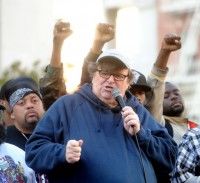 El cineasta Michael Moore habla ante varios cientos de manifestantes del movimiento Ocupemos Oakland frente al ayuntamiento en Oakland, California. Foto: AP/Noah Berger