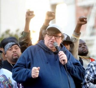 El cineasta Michael Moore habla ante varios cientos de manifestantes del movimiento Ocupemos Oakland frente al ayuntamiento en Oakland, California. Foto: AP/Noah Berger