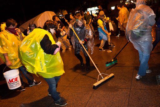 Miembros del movimiento 'Occupy Wall Street' limpian el parque para evitar que los desalojen. Foto: AP