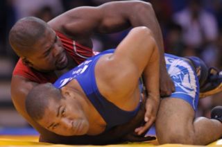 Yunior Estrada gana medalla de oro en la lucha grecorromana.  Foto: AFP