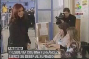 Cristina Fernández ejerciendo su derecho al voto. Foto TeleSur