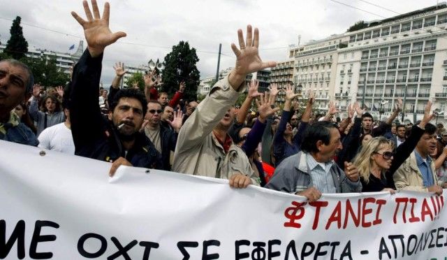  En Atenas, miles de personas salieron a las calles para mostrar su descontento con los extremos recortes sociales llevados a cabo por el Gobierno de un país cuya crisis mantiene en vilo todo el planeta y especialmente a la eurozona. (REUTERS)