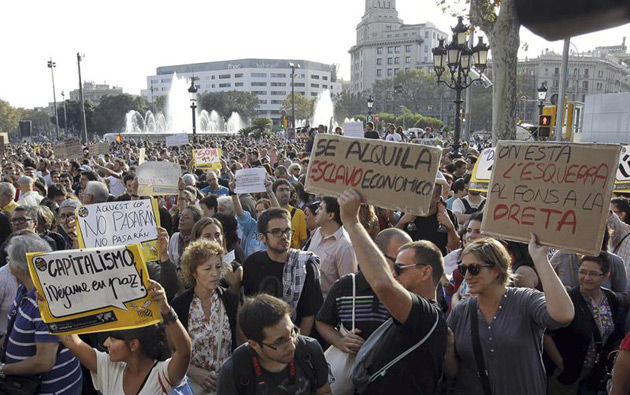 Cientos de personas protestan en la plaza de Cataluña de Barcelona con motivo de la movilización mundial de “indignados” bajo el lema “Unidos por un cambio global”. Foto: EFE/Albert Olivé  