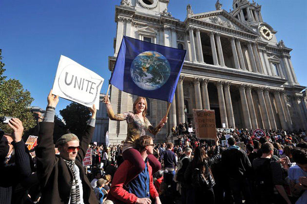 Manifestación de los indignados concentrados ante la catedral del San Pablo en Londres, Reino Unido. Foto: EFE/IAN NICHOLSON